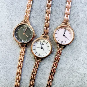 Damen Roségold Quarz Armbanduhr mit filigraner Kette und minimalistischem Zifferblatt.