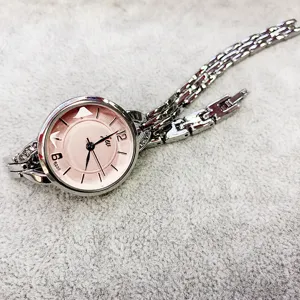 Detailansicht Damenuhr Quarz mit rosafarbenem Zifferblatt und silbernem Gliederarmband.