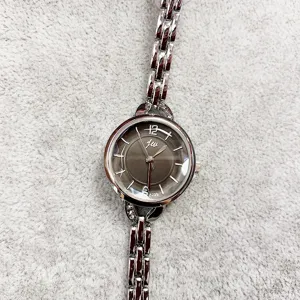 Elegante silberne Quarzuhr Damen Armbanduhr mit rundem Zifferblatt und stilvollem Metallarmband.