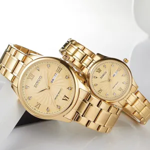 Goldenes Paar Quarzuhren Set mit Stahlarmband, römischen Ziffern und Datumsanzeige.