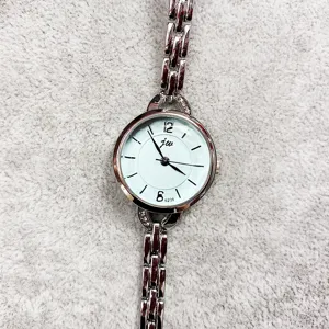 Silberne Damen Quarz Armbanduhr mit stilvollem runden Zifferblatt und elegantem Metallarmband.
