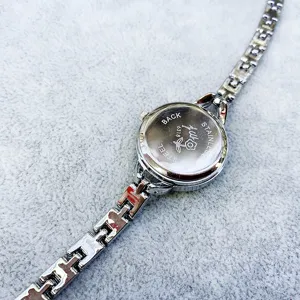 Detaillierte Ansicht des edelstahl Gehäuses und schmalen Armbands der neuen Damenuhr.