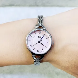 Damen Quarzuhr mit rosafarbenem Zifferblatt und Metallkettenarmband, modische Armbanduhr Detail.