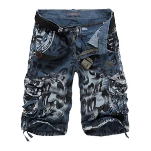 Men's camouflage cargo shorts with multiple pockets, loose fit casual knee-length pants.
