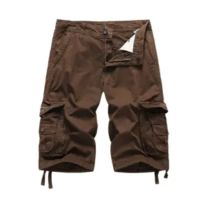 Pantaloncini cargo marroni da uomo con tasche multiple e tessuto di cotone resistente.