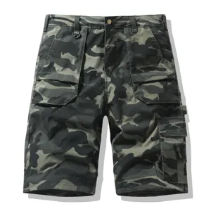 Vista detallada de pantalones cortos cargo de camuflaje para hombre con múltiples bolsillos.