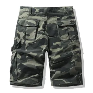Vista detallada pantalón corto cargo camuflaje hombre, estilo táctico con bolsillos, ropa casual.