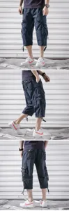 Dunkelblaue Herren Cargohose in 7/8 Länge mit mehreren Taschen undlässigem Streetwear Look.