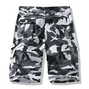 Vista detallada de pantalones cortos cargo de camuflaje para hombre con múltiples bolsillos.