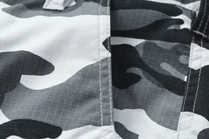Pantalones cortos cargo de camuflaje para hombre detalle, tejido ripstop con costuras