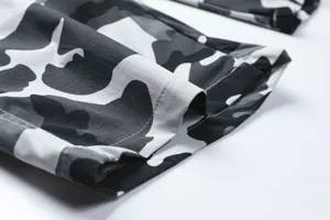 Shorts cargo camuflaje hombre detalle primer plano, pantalon corto negro blanco