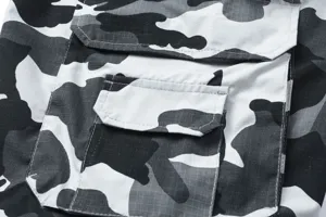Detalle pantalón corto cargo camuflaje negro blanco hombre, tela ripstop, bolsillos.