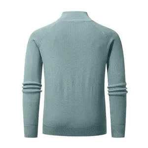 Dettaglio in primo piano del maglione in maglia a coste da uomo con colletto alto e trama.