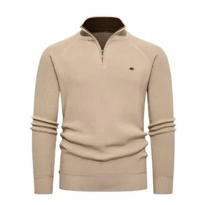 Vista dettagliata del maglione in maglia a costine da uomo con collo alto e mezza zip.