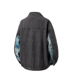 Vue de détail arrière de la veste en jean sombre pour hommes avec des manches florales bleues.