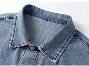 Vue gros plan du col de veste en jean pour homme, revers classique, details texture bleu lave