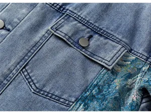 Gros plan détaillé de la veste en jean homme avec poche poitrine et broderie ethnique.