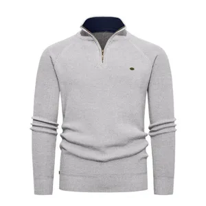 Dettaglio maglione uomo in maglia a costine con zip corta, colletto accogliente, moda invernale.