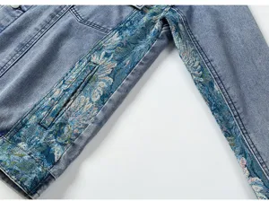 Gros plan sur les détails d'une veste en jean grande taille pour homme avec broderie.