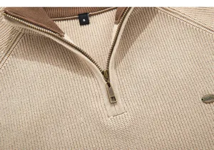 Vista dettagliata del maglione in maglia a costole da uomo con collo alto e mezza zip.