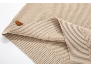 Primo piano dettagliato del maglione a coste verticali da uomo con etichetta in pelle.