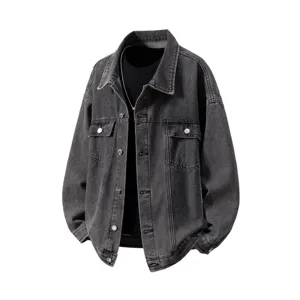 Veste en jean noire délavée oversize pour homme avec poches poitrine, style rétro décontracté.