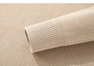 Primo piano dettagliato di maglione a coste da uomo in khaki, consistenza morbida.