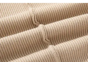 Primo piano dettagliato del maglione da uomo in spessa maglia a coste verticali kaki.