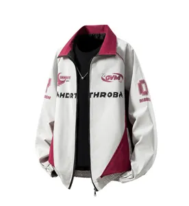 Detailansicht der weißen Stehkragen-Motorradjacke mit modischen Prints auf der Brust.