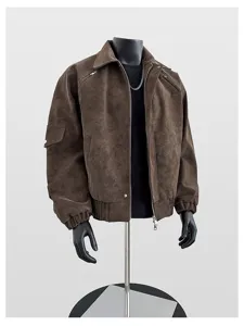 Herren braune Wildleder-Optik lässige Jacke Detailansicht, stilvolle Oberbekleidung.