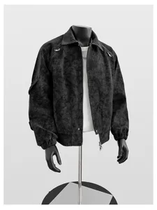 Detaillierte Ansicht der schwarzen Herren PU Lederjacke mit Stehkragen und Metallzipper.