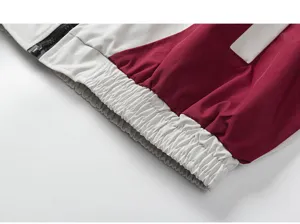 Detailaufnahme der Herren-Farbblockjacke mit Reißverschluss und elastischem Saum.