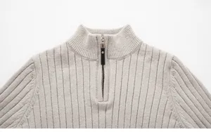 Dettaglio di maglione a coste mezza zip per uomo, comodo top in lana per la stagione.