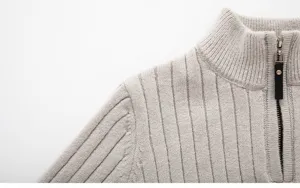 Maglione a costine da uomo con dettaglio collo alto e zip, texture accogliente.