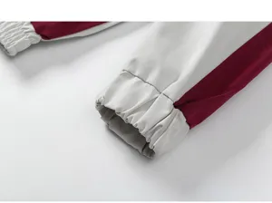 Detaillierte Nahaufnahme der Herrenjackenmanschette mit grauem und bordeauxrotem Farbblock-Design.