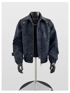 Detailansicht der schwarzen PU Lederjacke für Herren mit Reißverschluss und Taschendetails.