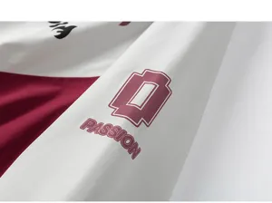 Nahaufnahme Detail des stylischen Herren Motorradjacken Ärmels mit Farbblock und Print.