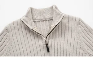 Primo piano dettaglio del colletto del maglione a coste mezza zip da uomo grigio.