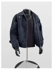 Detailansicht der dicken Herren PU Lederjacke mit Stehkragen und praktischen Taschen.