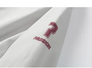 Detailaufnahme des Herrenjackenärmels mit stilvollem Print und hochwertiger Stoffstruktur.