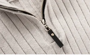 Dettaglio maglione a costine da uomo, top casual con texture di qualità superiore.