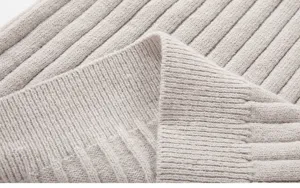 Dettaglio tessuto maglione uomo, trama a costine fine primo piano per autunno quotidiano.