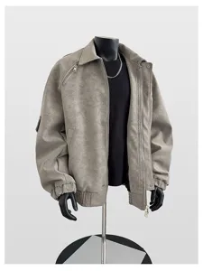 PU Lederjacke Detailaufnahme mit hohem Kragen, Reißverschlusstaschen und Bündchen.