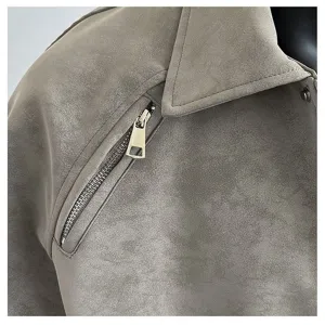 Detailaufnahme einer Herren PU Lederjacke, modisches Revers und praktische Tasche.