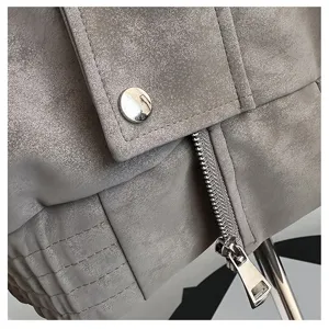 Graue PU-Lederjacke Detailansicht für Herren, Wildleder-Optik mit Metallreißverschluss.