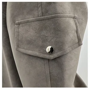 Herren Kunstlederjacke Detailaufnahme, Nahaufnahme der Taschenklappe und Metall Druckknopf.