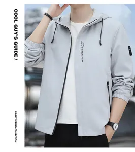 Vista dettagliata della giacca con cappuccio da uomo in grigio chiaro con zip e coulisse.