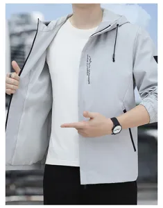 Dettaglio della giacca con cappuccio casual da uomo, con cerniera frontale e design outdoor alla moda.