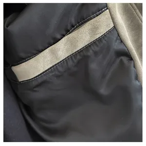 Herren PU Lederjacke Detail zeigt Innenfutter Textur und sehr feine Nahtverarbeitung.