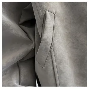 Herren Kunstwildleder Jacke Taschendetail Nahaufnahme, Premium Textur und feste Nahtart.